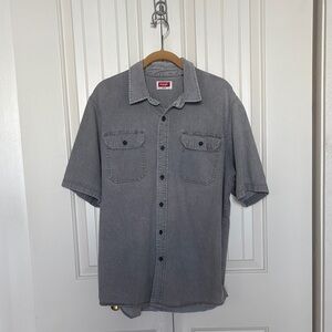 Wrangler Men’s Relaxed Fit Short Sleeve Casual Button-Down Shirt. Size L